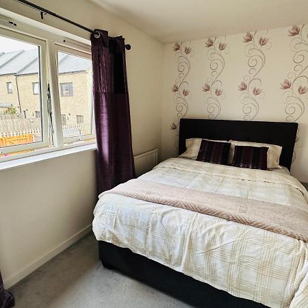Modern 3 Bed Villa With Free Parking And Garden Close To City Center And Edinburgh Airport ภายนอก รูปภาพ
