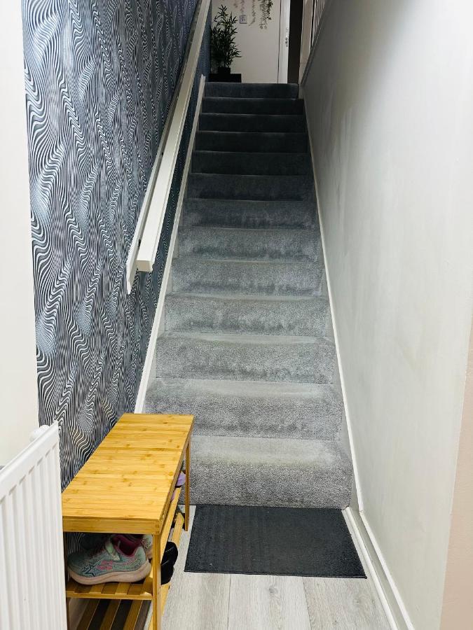 Modern 3 Bed Villa With Free Parking And Garden Close To City Center And Edinburgh Airport ภายนอก รูปภาพ