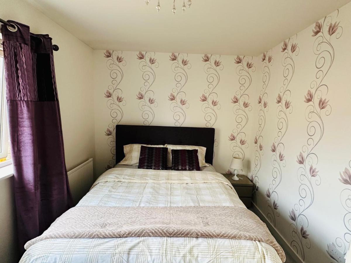 Modern 3 Bed Villa With Free Parking And Garden Close To City Center And Edinburgh Airport ภายนอก รูปภาพ