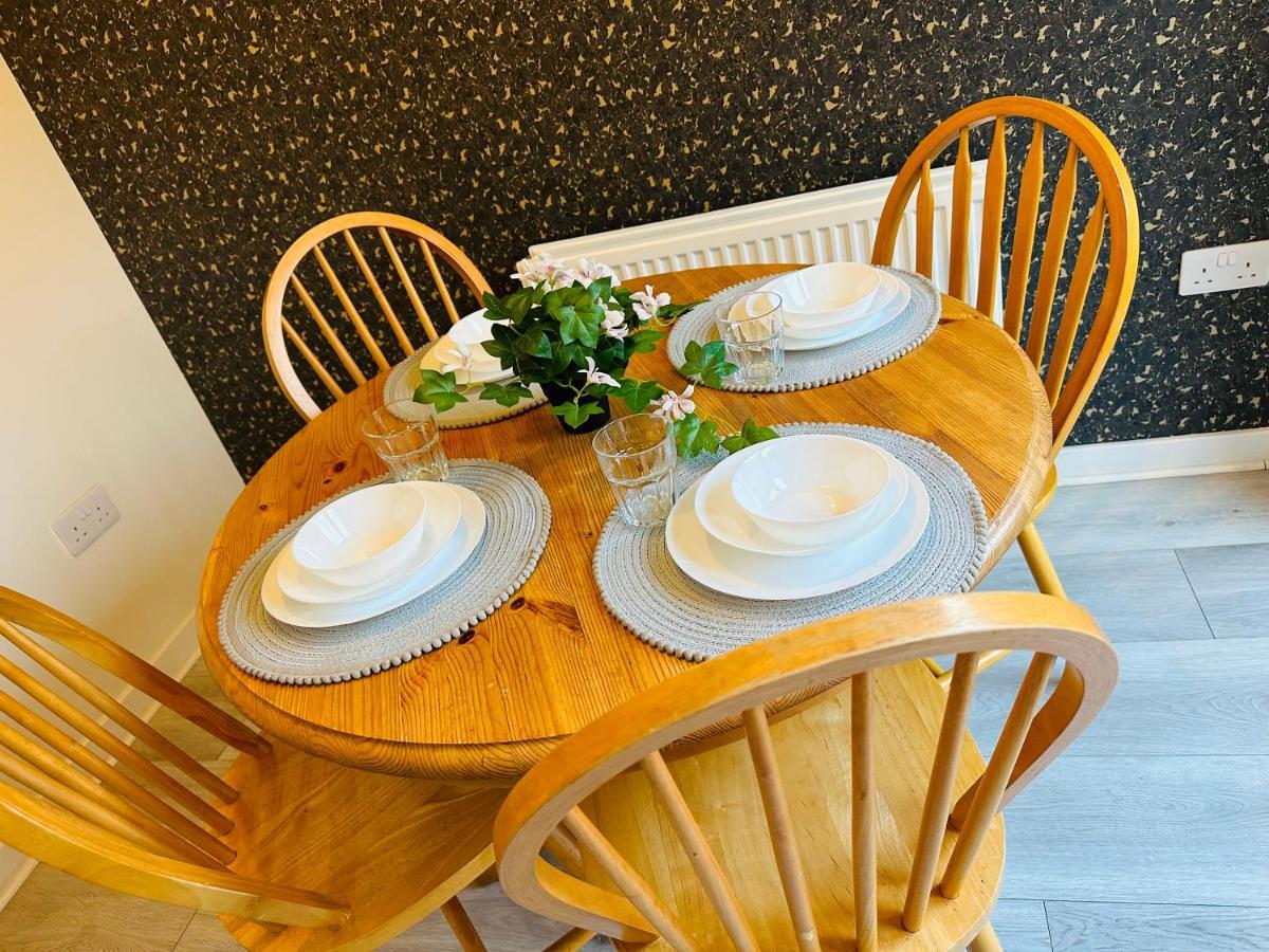 Modern 3 Bed Villa With Free Parking And Garden Close To City Center And Edinburgh Airport ภายนอก รูปภาพ