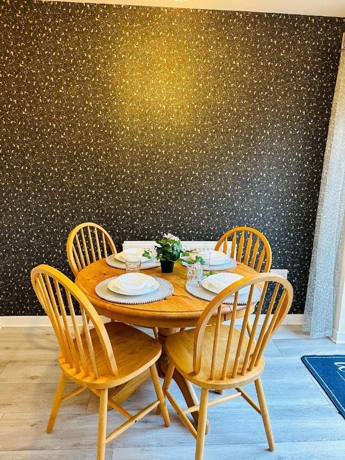 Modern 3 Bed Villa With Free Parking And Garden Close To City Center And Edinburgh Airport ภายนอก รูปภาพ