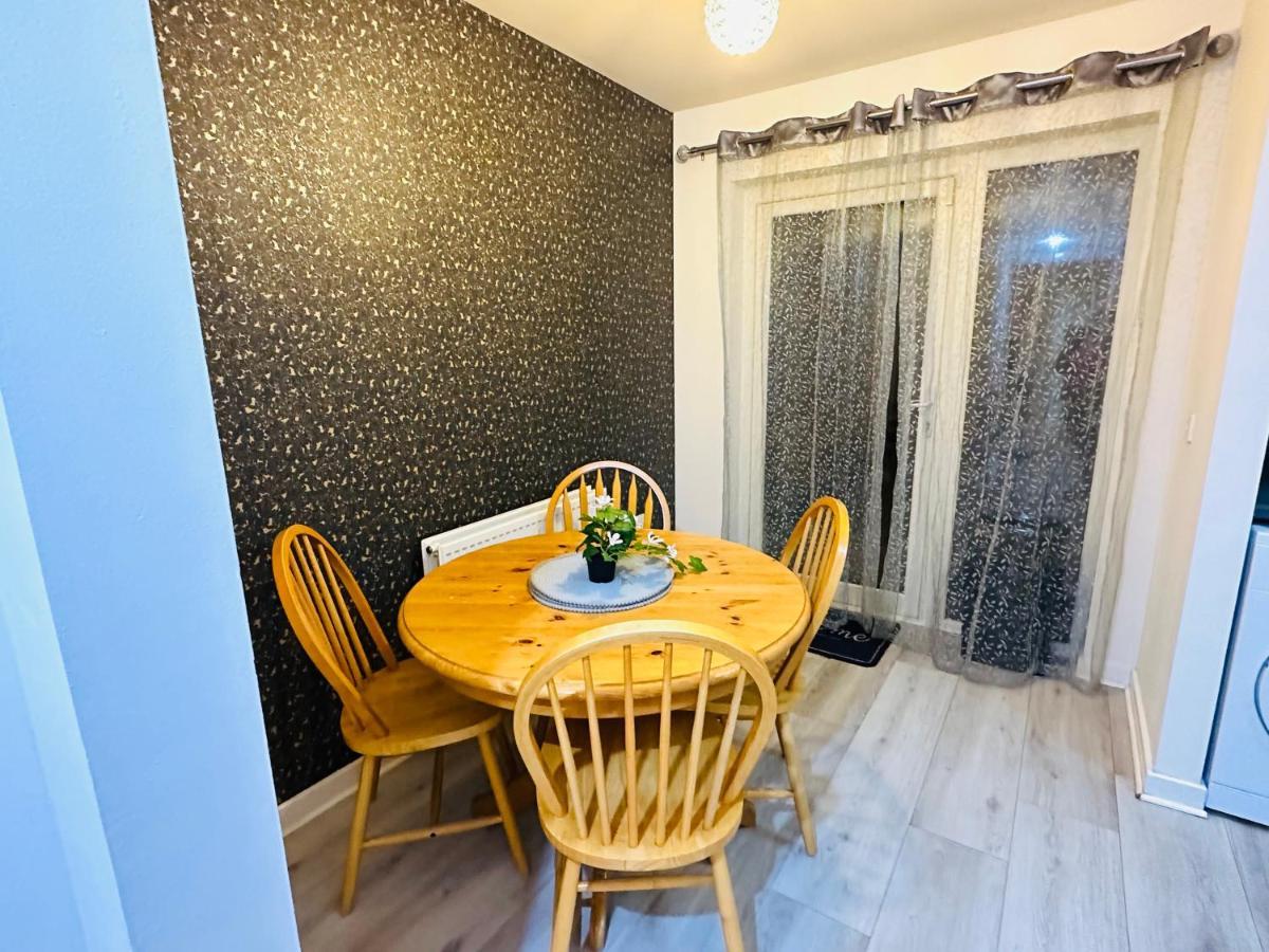 Modern 3 Bed Villa With Free Parking And Garden Close To City Center And Edinburgh Airport ภายนอก รูปภาพ