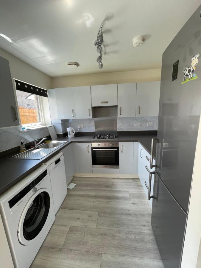 Modern 3 Bed Villa With Free Parking And Garden Close To City Center And Edinburgh Airport ภายนอก รูปภาพ